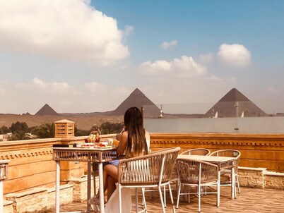 Taj pyramids view inn