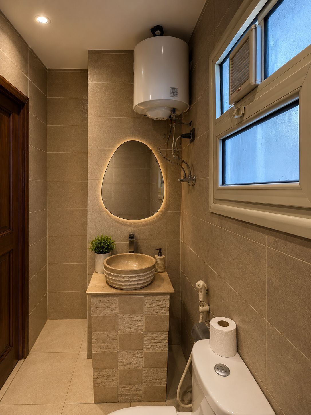 Un baño con un espejo redondo, un lavabo, un inodoro y una ventana.