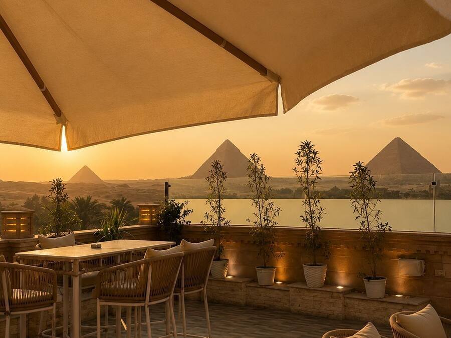 Zona de estar al aire libre con vistas a pirámides y una masa de agua.