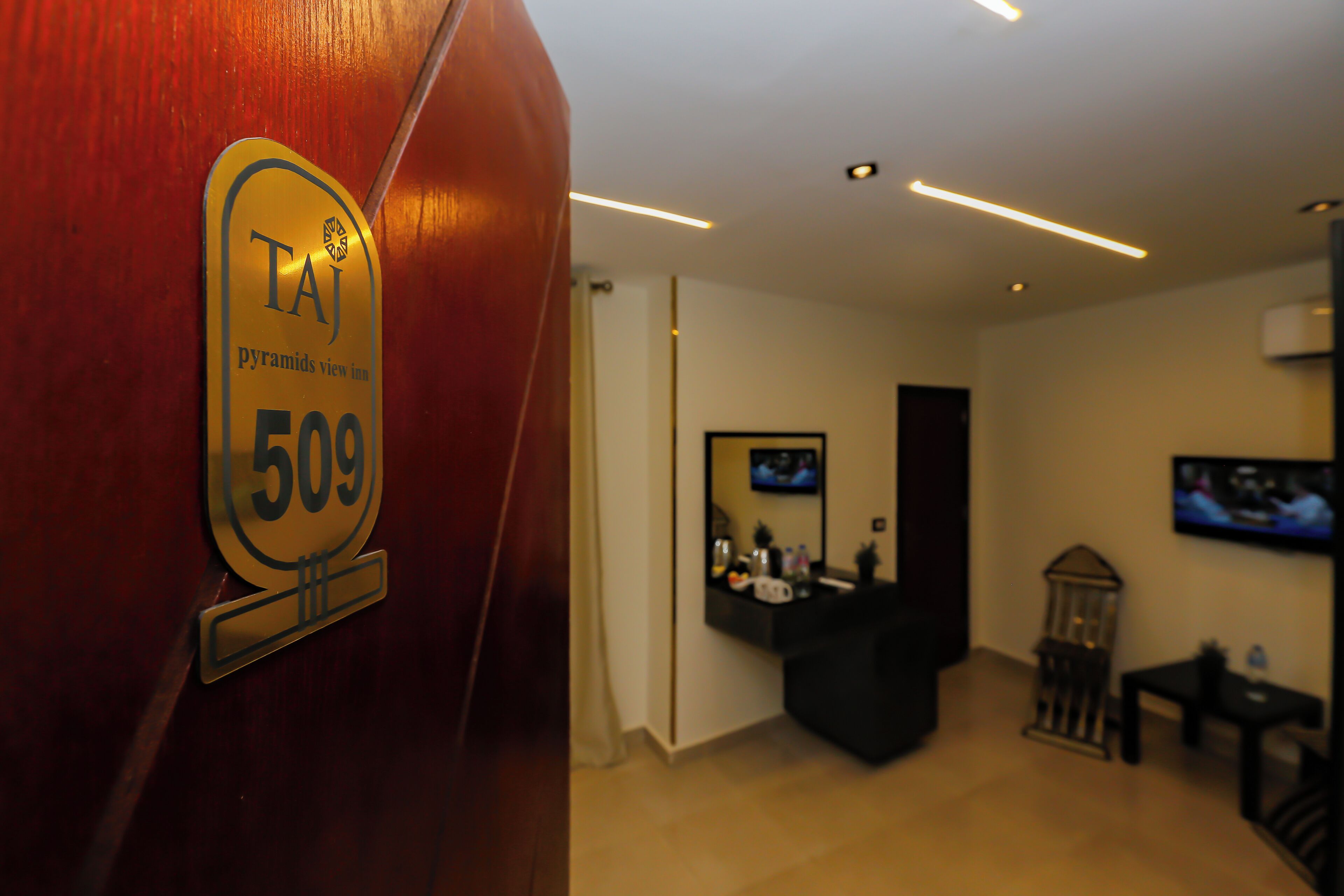 En hotellreception med en skylt som visar att rum nummer 509 ligger där.
