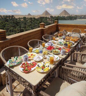 Terrace/patio - Taj pyramids view inn (Giza)