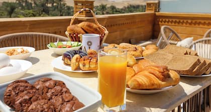 Taj pyramids view inn