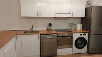 Een koelkast, een magnetron, een oven, een kookplaat