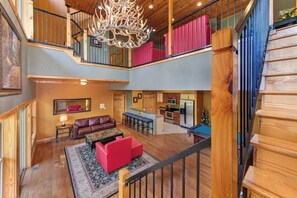 TV - Stunning mountain view, 2 hot tubs, theater, pool table. (Gatlinburg)