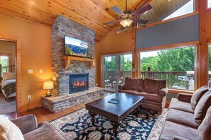 TV - Stunning mountain view, 2 hot tubs, theater, pool table. (Gatlinburg)