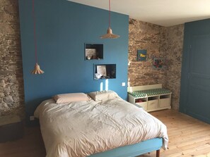 4 chambres, fer et planche à repasser, Wi-Fi, draps fournis