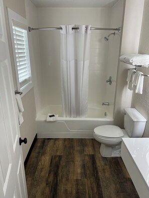 Studio suite, Meerdere bedden | Een bureau, een laptopwerkplek, gratis wifi, beddengoed