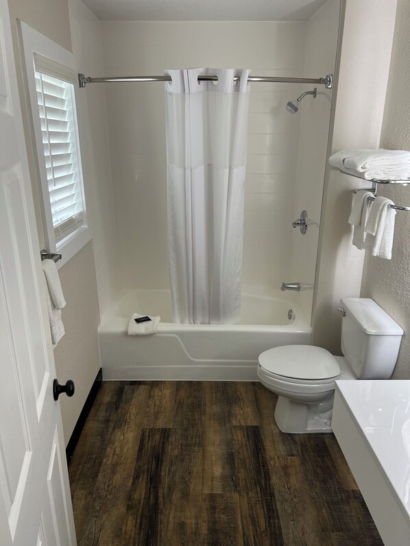 Studio Suite, Multiple Beds | Bathroom