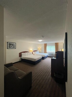 Desk, laptop workspace, free WiFi, bed sheets - River Valley Inn (West Hatfield)