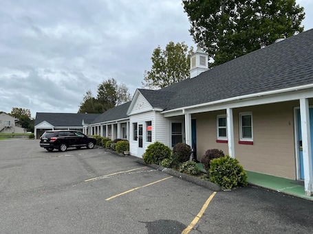 Exterior. River Valley Inn