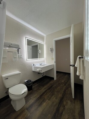 Studio Suite, Multiple Beds | Bathroom