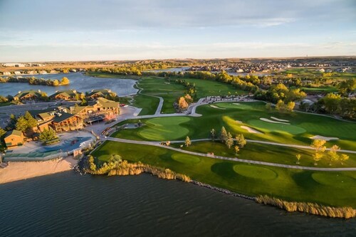 Downtown Windsor Home With Hot Tub & Pool Table