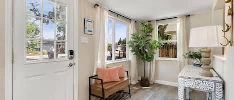 House, Multiple Beds, Hot Tub, Garden View (121 Oak Street) | Interior