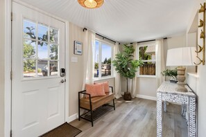 Hus, flere senger, spabadekar, hageutsikt (121 Oak Street) | Innvendig