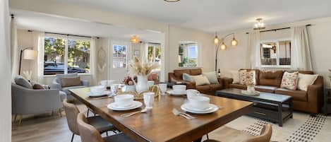 Hus - flere senge - boblebad - udsigt til have (121 Oak Street) | Spiseområde