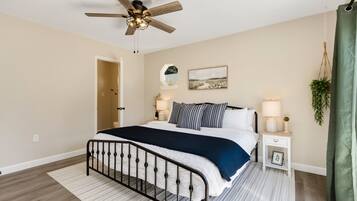 House, Multiple Beds, Hot Tub, Garden View (121 Oak Street) | 4 bedrooms, individually decorated, individually furnished, desk