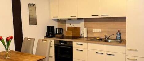 冷蔵庫、電子レンジ、オーブン、コンロ