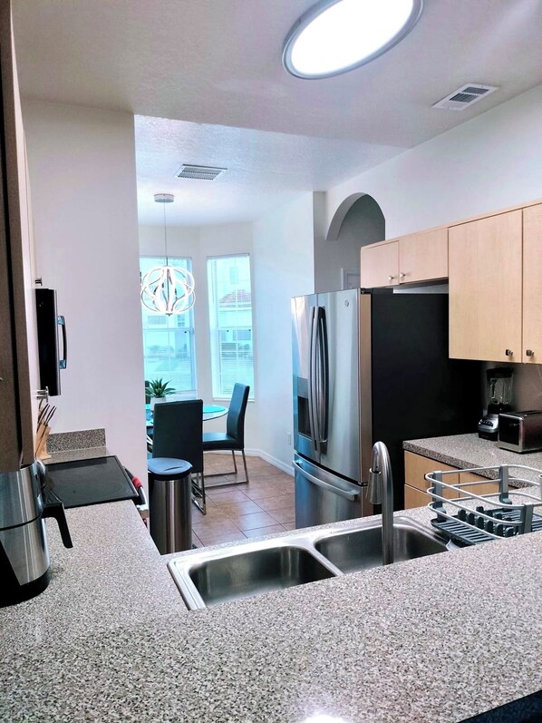Fridge, microwave, oven, stovetop - 3-bedroom Disney Townhome Retreat (Kissimmee)