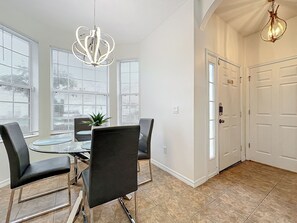 Dining - 3-bedroom Disney Townhome Retreat (Kissimmee)