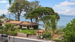 Una propiedad costera con casa, entrada para coches y vistas al mar.