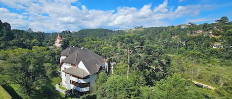 Habitación triple superior, patio, vista a la montaña | Vista a la montaña