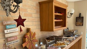 Een buffetopstelling met diverse gerechten en een houten kast erboven.