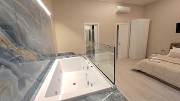 Luxury-Doppelzimmer | Badezimmer | Haartrockner, Handtücher, Seife, Toilettenpapier