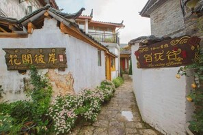 Exterior - The Valley of Flowers (Lijiang)