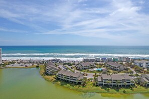 Ein Küstenresort mit Strandvillen, einem Schwimmbad und einer Marina.
