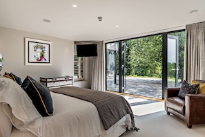 6 bedrooms, iron/ironing board, free WiFi, bed sheets