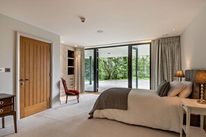 6 bedrooms, iron/ironing board, free WiFi, bed sheets