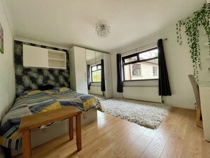 4 bedrooms, iron/ironing board, WiFi, bed sheets