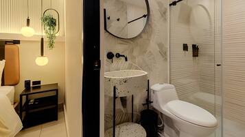 Chalet | Badkamer | Een douche, gratis toiletartikelen, een haardroger, handdoeken