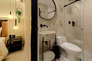 Chalet | Bathroom | Shower, free toiletries, hair dryer, towels