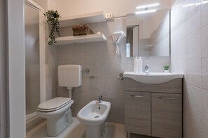 Een douche, een haardroger, handdoeken