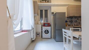 Frigorifero, microonde, forno, bollitore elettrico