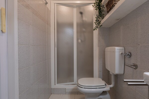 Douche, sèche-cheveux, serviettes fournies, savon