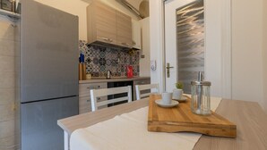 Una cocina moderna con refrigerador de acero inoxidable, gabinetes de madera y un salpicadero con diseño.