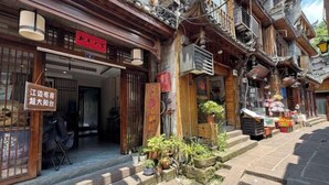 Un edificio tradicional de madera con un letrero que indica un restaurante.