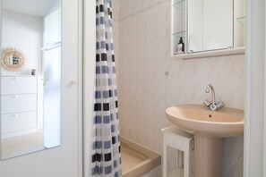 Een douche, een haardroger, handdoeken