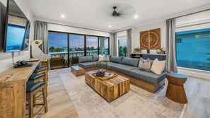 Smart TV, fireplace, video games, table football - Steps to Beach - St. Armands - Resort Pool & Slide (Sarasota)