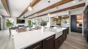 Fridge, microwave, oven, stovetop - Steps to Beach - St. Armands - Resort Pool & Slide (Sarasota)