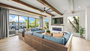 Smart-TV, Kamin, Videospiele, Tischfußball