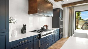 Fridge, microwave, oven, stovetop - Steps to Beach - St. Armands - Resort Pool & Slide (Sarasota)