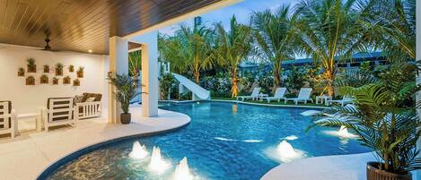 Utendørsbasseng og et oppvarmet basseng