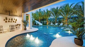 Una piscina al aire libre, una piscina climatizada