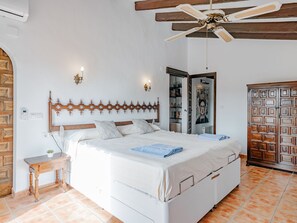 4 bedrooms, desk, internet