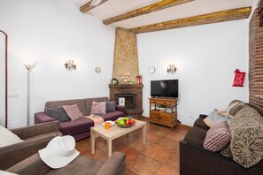 Una televisión, una chimenea