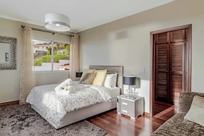 4 bedrooms, iron/ironing board, bed sheets - Villa Belair (Funchal)