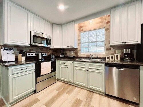 5 Bedroom Expansive Haven with Hot tub, Pool Table, Arcade & Outside Playset 